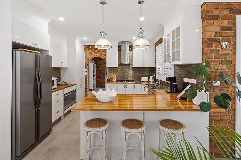 Fully equipped kitchen with coffee machine, dishwasher, microwave, kettle, coffee and tea